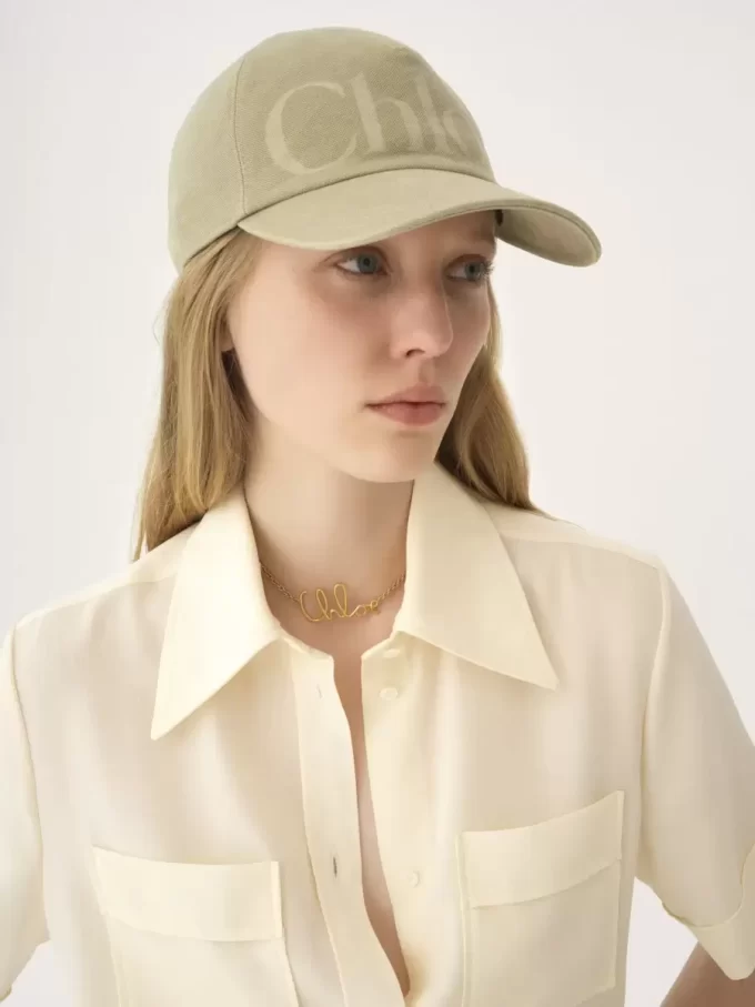 Il berretto Chloé Essentials in cotone lavato Il berretto Chloé Essentials in cotone lavato