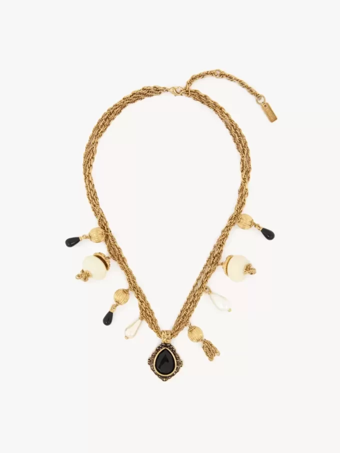 La collana Chloé Antique Pearls La collana Chloé Antique Pearls