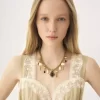 La collana Chloé Antique Pearls La collana Chloé Antique Pearls