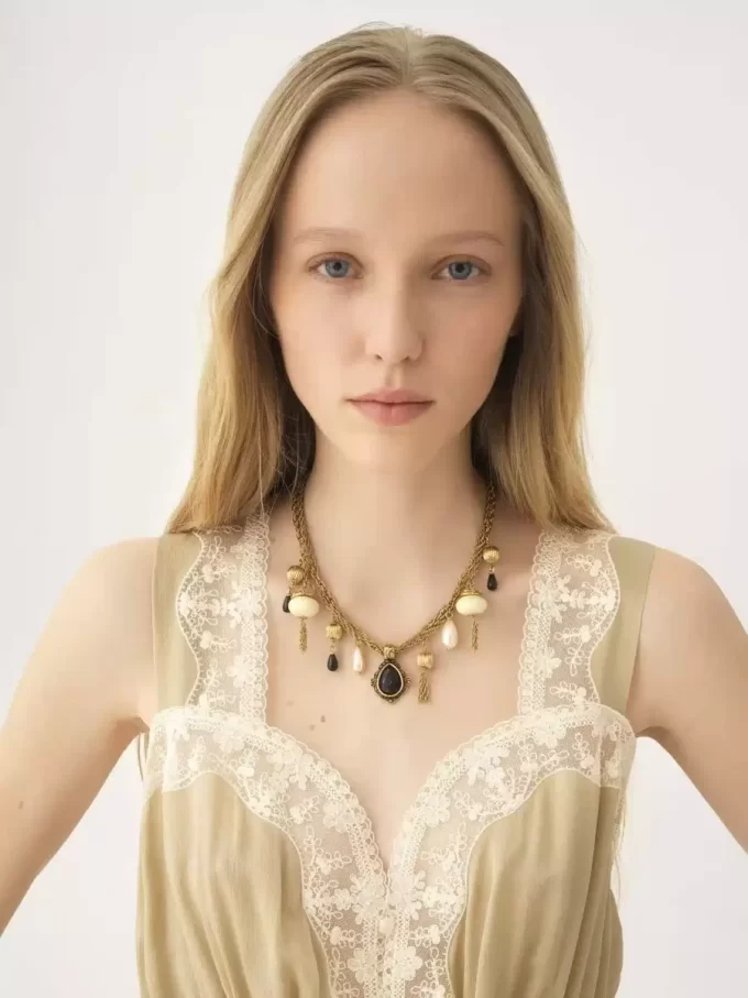 La collana Chloé Antique Pearls La collana Chloé Antique Pearls