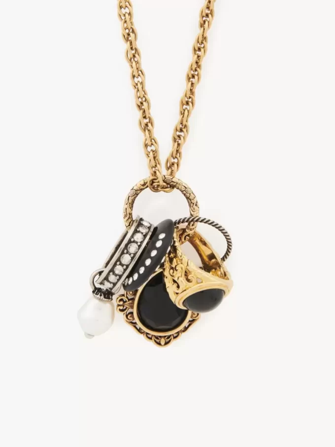 La collana Chloé Antique Pearls La collana Chloé Antique Pearls