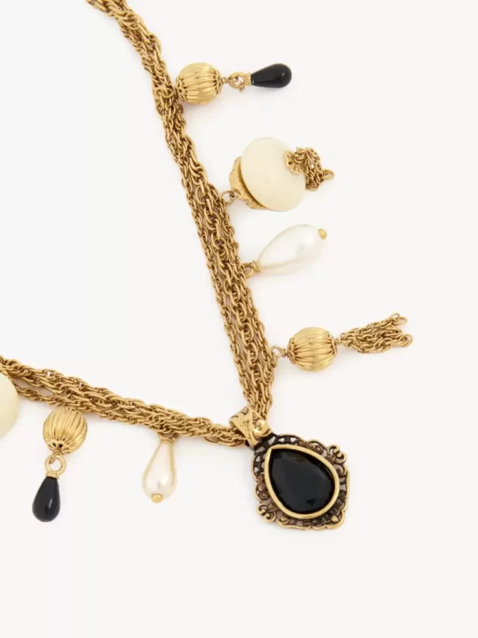 La collana Chloé Antique Pearls La collana Chloé Antique Pearls
