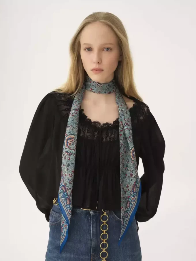 La sciarpa a fascia Chloé Paisley in charmeuse di seta La sciarpa a fascia Chloé Paisley in charmeuse di seta