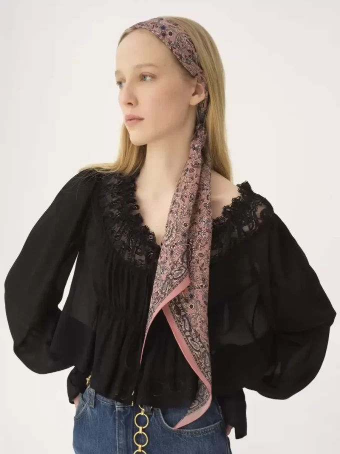 La sciarpa a fascia Chloé Paisley in charmeuse di seta La sciarpa a fascia Chloé Paisley in charmeuse di seta