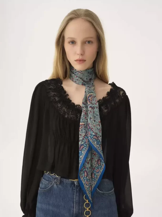 La sciarpa a fascia Chloé Paisley in charmeuse di seta La sciarpa a fascia Chloé Paisley in charmeuse di seta