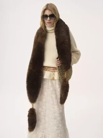 La sciarpa Chloé Chain Tails in shearling La sciarpa Chloé Chain Tails in shearling