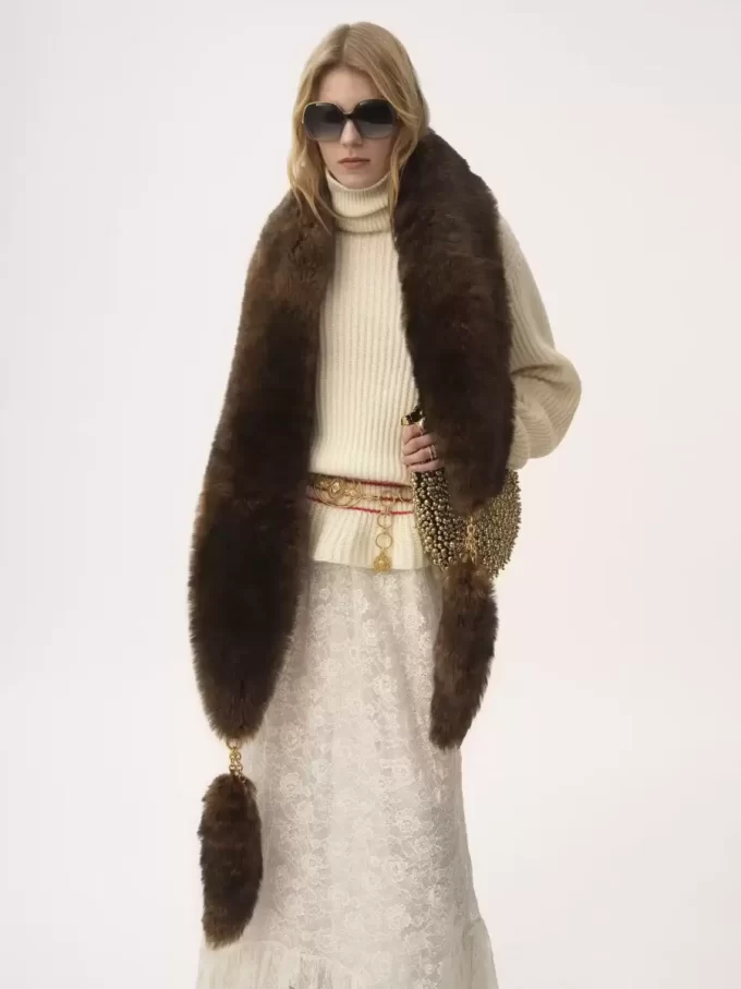 La sciarpa Chloé Chain Tails in shearling La sciarpa Chloé Chain Tails in shearling