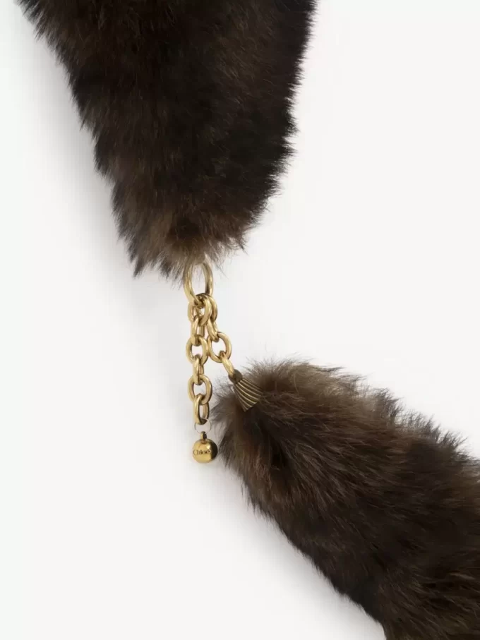 La sciarpa Chloé Chain Tails in shearling La sciarpa Chloé Chain Tails in shearling