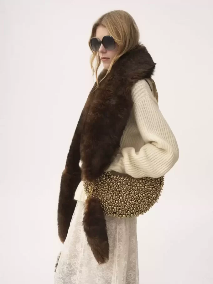 La sciarpa Chloé Chain Tails in shearling La sciarpa Chloé Chain Tails in shearling