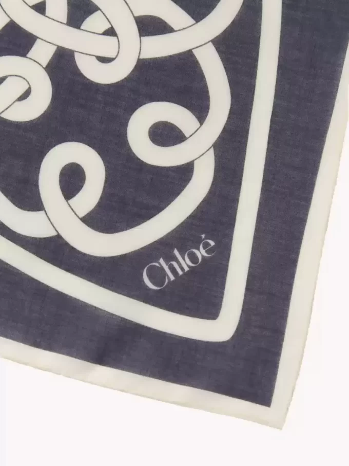 La sciarpa Chloé Iconic Print in cotone e seta La sciarpa Chloé Iconic Print in cotone e seta