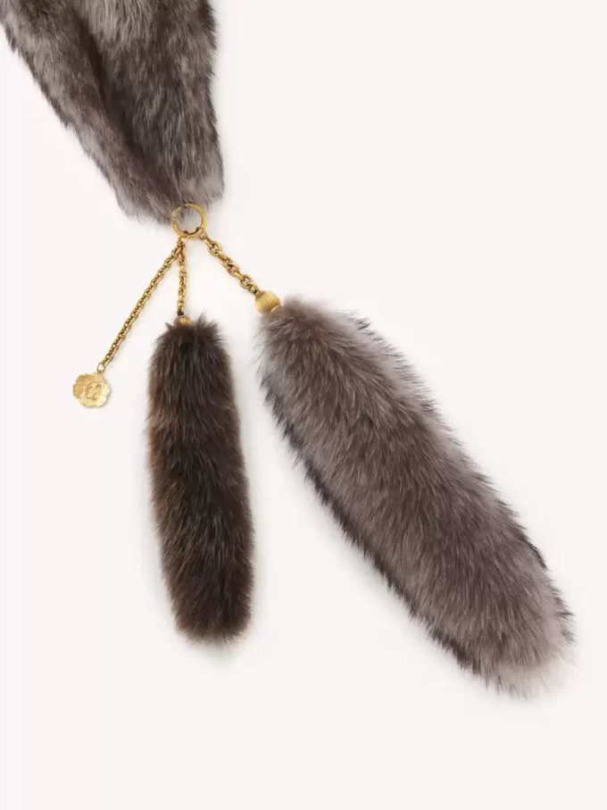 La sciarpa Treasure Tails in montone La sciarpa Treasure Tails in montone