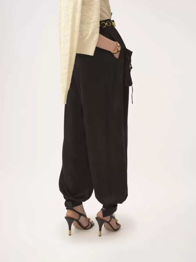 Pantaloni cargo fluidi in raso di seta Pantaloni cargo fluidi in raso di seta