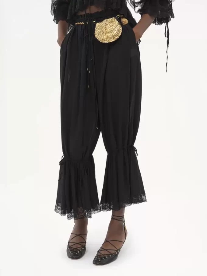 Pantaloni corti fluidi in charmeuse di seta e pizzo Pantaloni corti fluidi in charmeuse di seta e pizzo