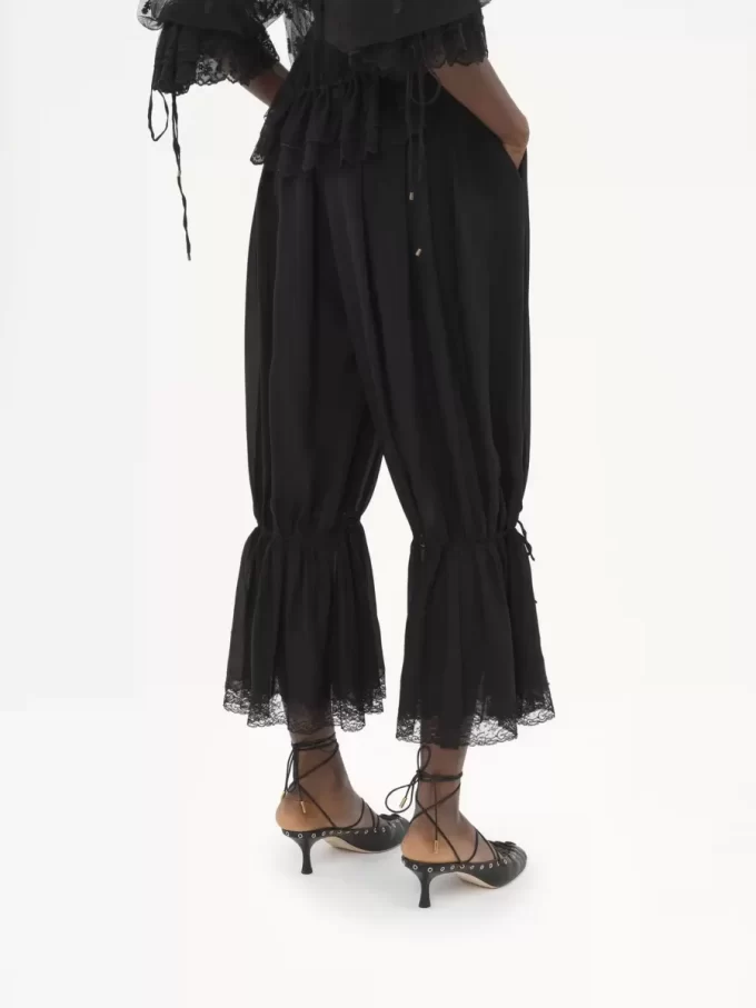 Pantaloni corti fluidi in charmeuse di seta e pizzo Pantaloni corti fluidi in charmeuse di seta e pizzo