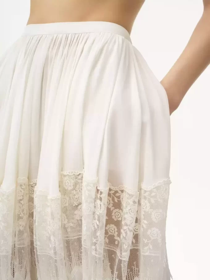Pantaloni corti fluidi in charmeuse di seta e pizzo Pantaloni corti fluidi in charmeuse di seta e pizzo