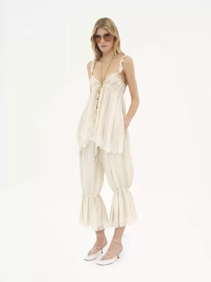 Pantaloni corti fluidi in seta pongé lavata e pizzo Pantaloni corti fluidi in seta pongé lavata e pizzo