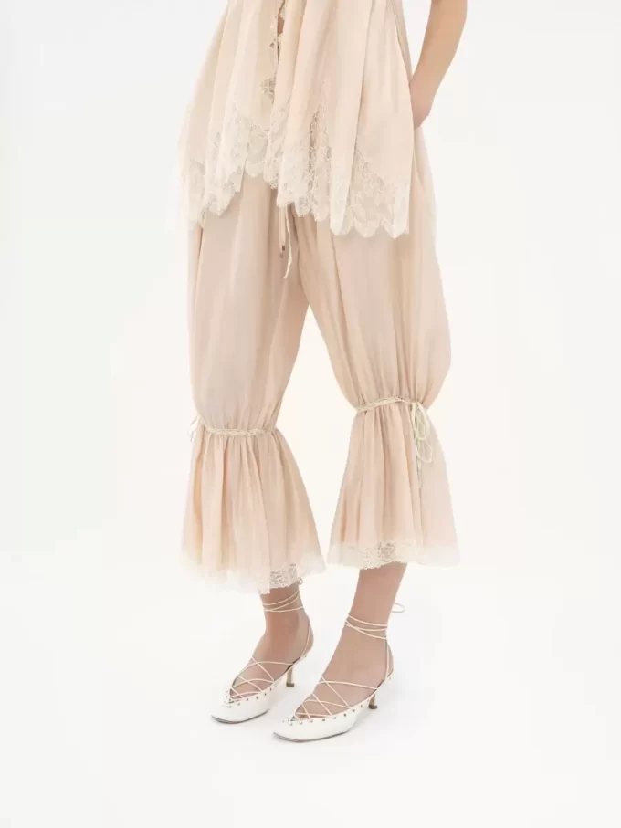 Pantaloni corti fluidi in seta pongé lavata e pizzo Pantaloni corti fluidi in seta pongé lavata e pizzo