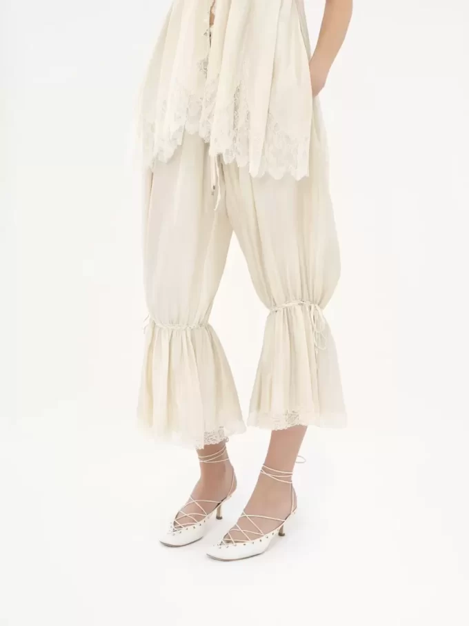 Pantaloni corti fluidi in seta pongé lavata e pizzo Pantaloni corti fluidi in seta pongé lavata e pizzo