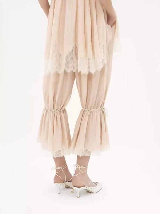 Pantaloni corti fluidi in seta pongé lavata e pizzo Pantaloni corti fluidi in seta pongé lavata e pizzo