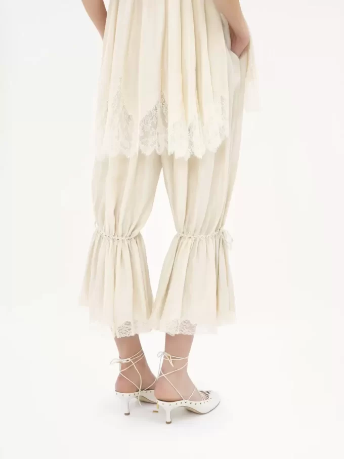 Pantaloni corti fluidi in seta pongé lavata e pizzo Pantaloni corti fluidi in seta pongé lavata e pizzo
