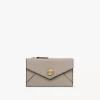 Piccola borsa a busta con scomparti per carte in pelle martellata Piccola borsa a busta con scomparti per carte in pelle martellata