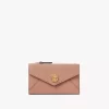 Piccola borsa a busta con scomparti per carte in pelle martellata Piccola borsa a busta con scomparti per carte in pelle martellata
