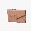 Piccola borsa a busta con scomparti per carte in pelle martellata Piccola borsa a busta con scomparti per carte in pelle martellata