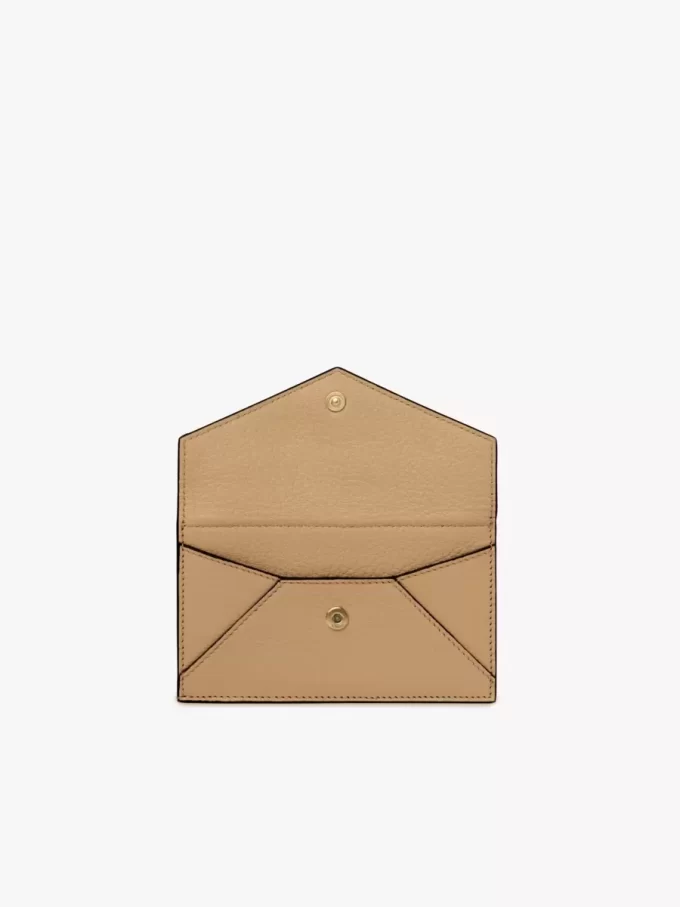 Piccola borsa a busta con scomparti per carte in pelle martellata Piccola borsa a busta con scomparti per carte in pelle martellata