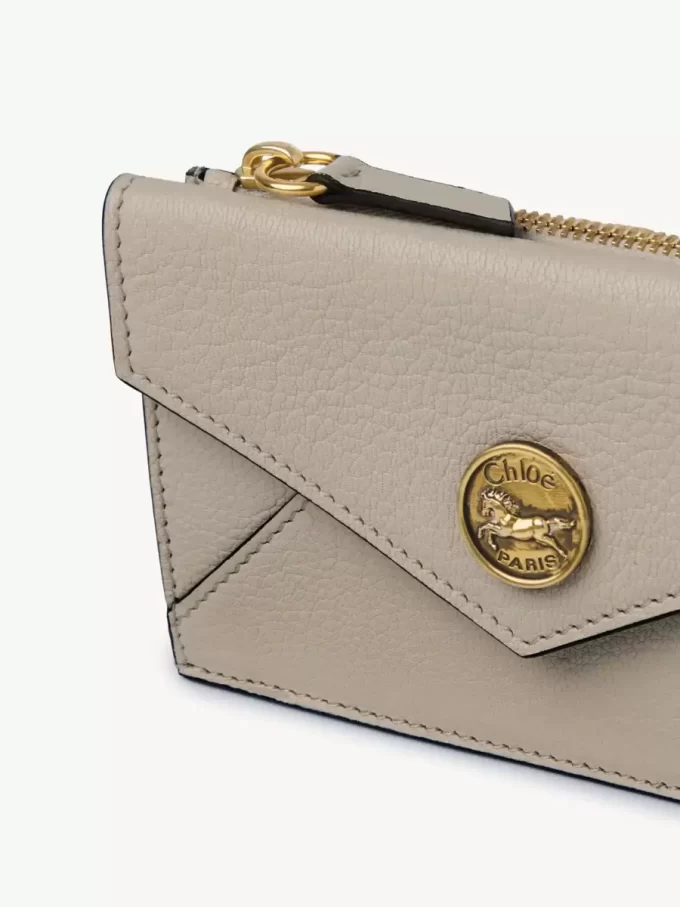 Piccola borsa a busta con scomparti per carte in pelle martellata Piccola borsa a busta con scomparti per carte in pelle martellata