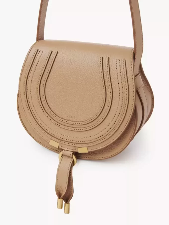 Piccola borsa a sella Marcie in pelle granata Piccola borsa a sella Marcie in pelle granata