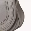 Piccola borsa a sella Marcie in pelle granata Piccola borsa a sella Marcie in pelle granata