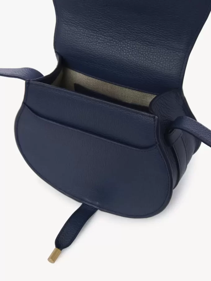 Piccola borsa a sella Marcie in pelle granata Piccola borsa a sella Marcie in pelle granata