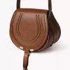 Piccola borsa a sella Marcie in pelle lucida Piccola borsa a sella Marcie in pelle lucida