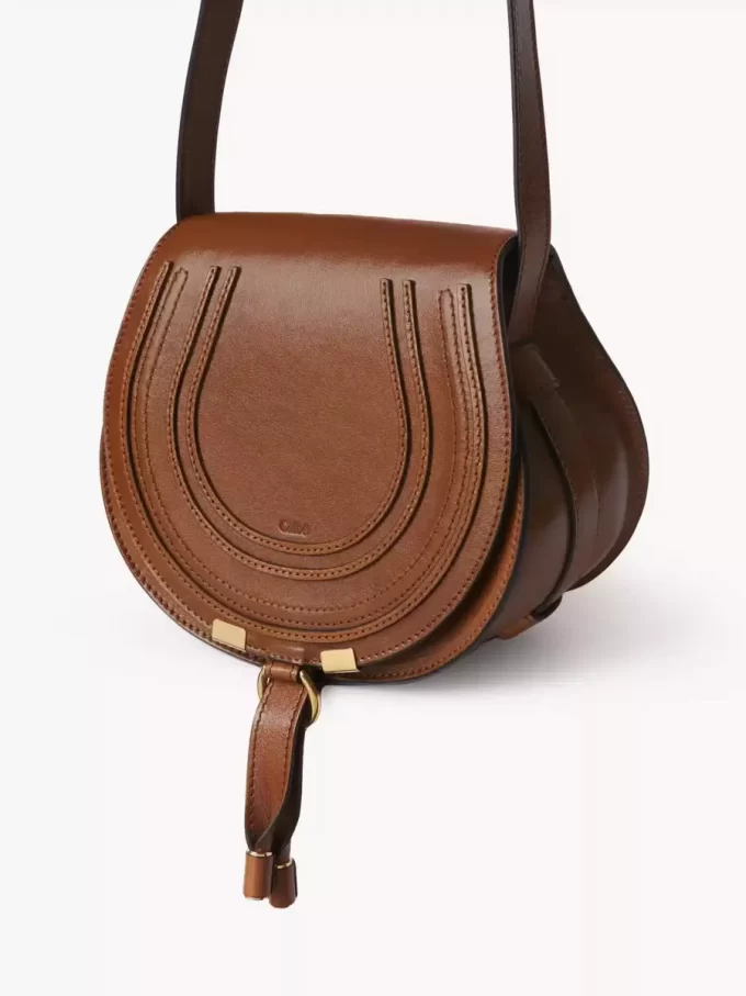 Piccola borsa a sella Marcie in pelle lucida Piccola borsa a sella Marcie in pelle lucida