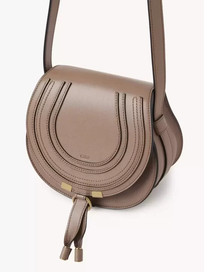 Piccola borsa a sella Marcie in pelle lucida Piccola borsa a sella Marcie in pelle lucida