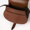 Piccola borsa a sella Marcie in pelle lucida Piccola borsa a sella Marcie in pelle lucida