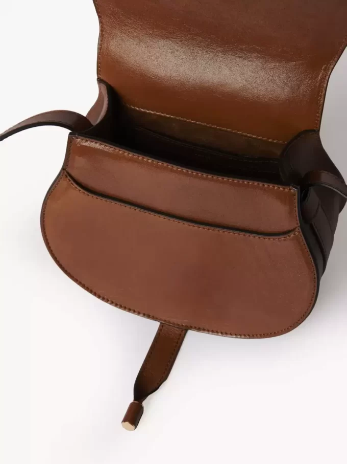 Piccola borsa a sella Marcie in pelle lucida Piccola borsa a sella Marcie in pelle lucida