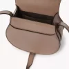 Piccola borsa a sella Marcie in pelle lucida Piccola borsa a sella Marcie in pelle lucida