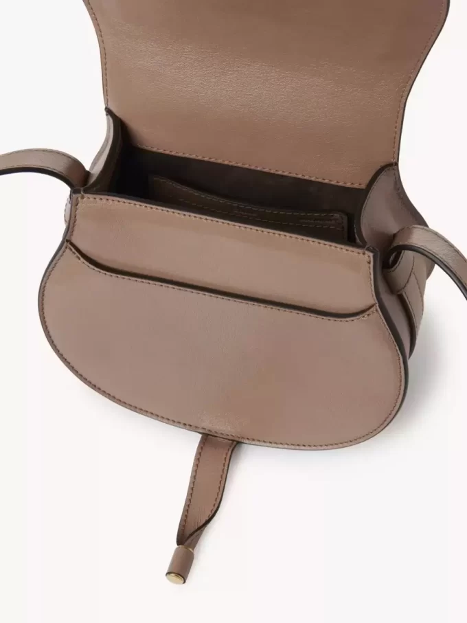 Piccola borsa a sella Marcie in pelle lucida Piccola borsa a sella Marcie in pelle lucida