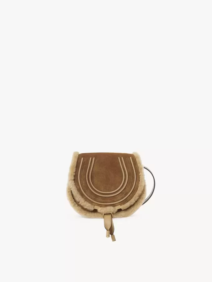 Piccola borsa a tracolla Marcie in pelle scamosciata e shearling Piccola borsa a tracolla Marcie in pelle scamosciata e shearling