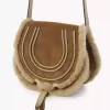 Piccola borsa a tracolla Marcie in pelle scamosciata e shearling Piccola borsa a tracolla Marcie in pelle scamosciata e shearling