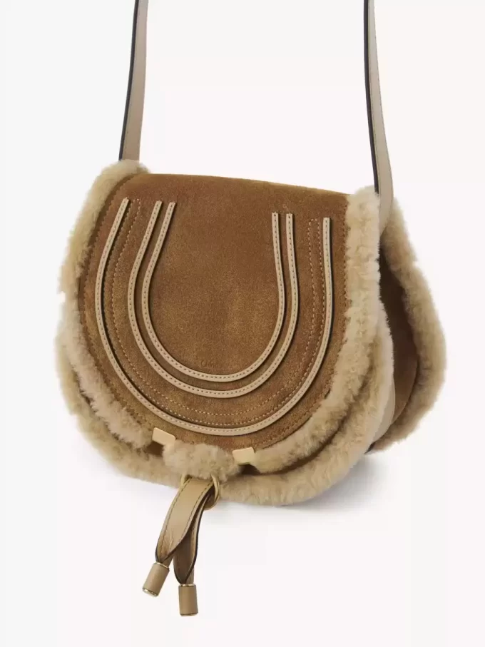 Piccola borsa a tracolla Marcie in pelle scamosciata e shearling Piccola borsa a tracolla Marcie in pelle scamosciata e shearling