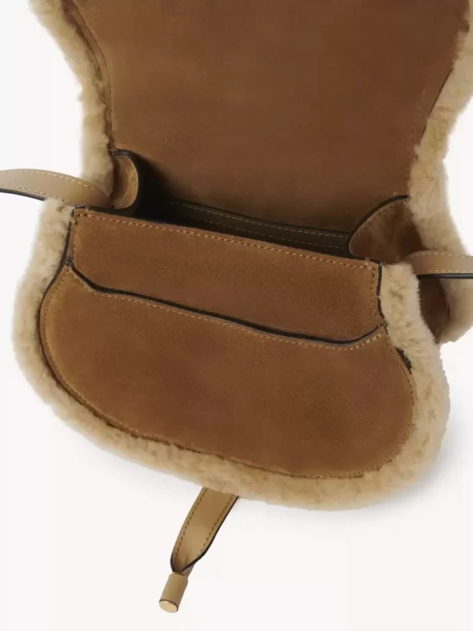 Piccola borsa a tracolla Marcie in pelle scamosciata e shearling Piccola borsa a tracolla Marcie in pelle scamosciata e shearling