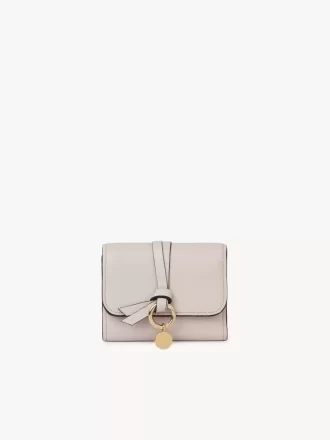 Piccola borsa Alphabet a tre ante in pelle goffrata