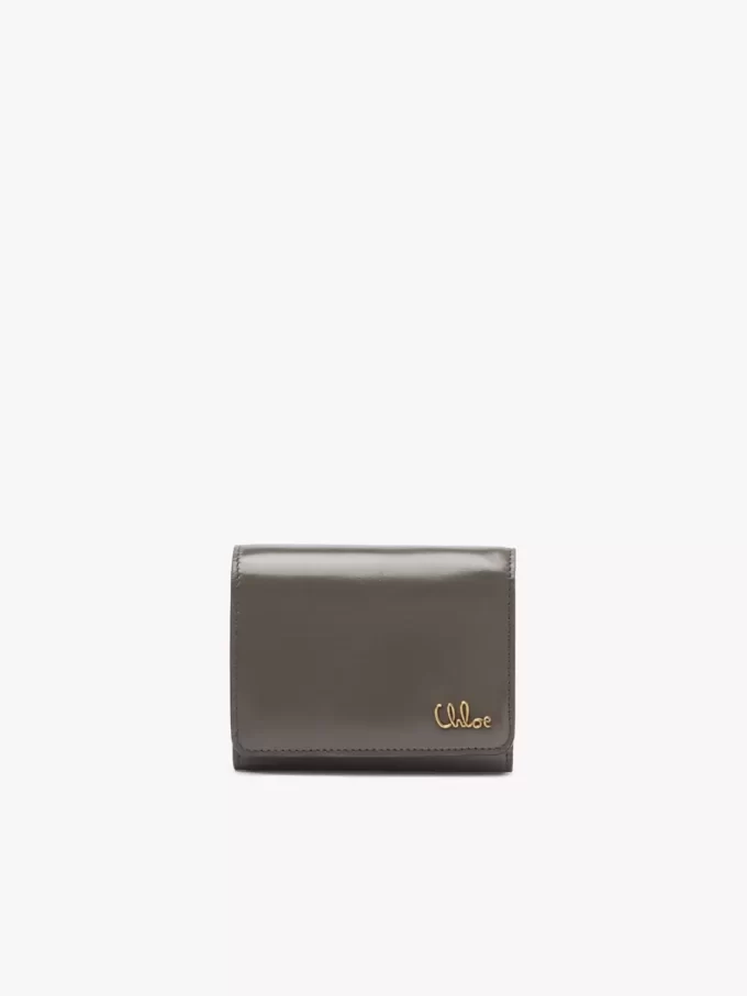 Piccola borsa Chloé Iconic tri-fold con tasca portamonete in pelle lucida Piccola borsa Chloé Iconic tri-fold con tasca portamonete in pelle lucida