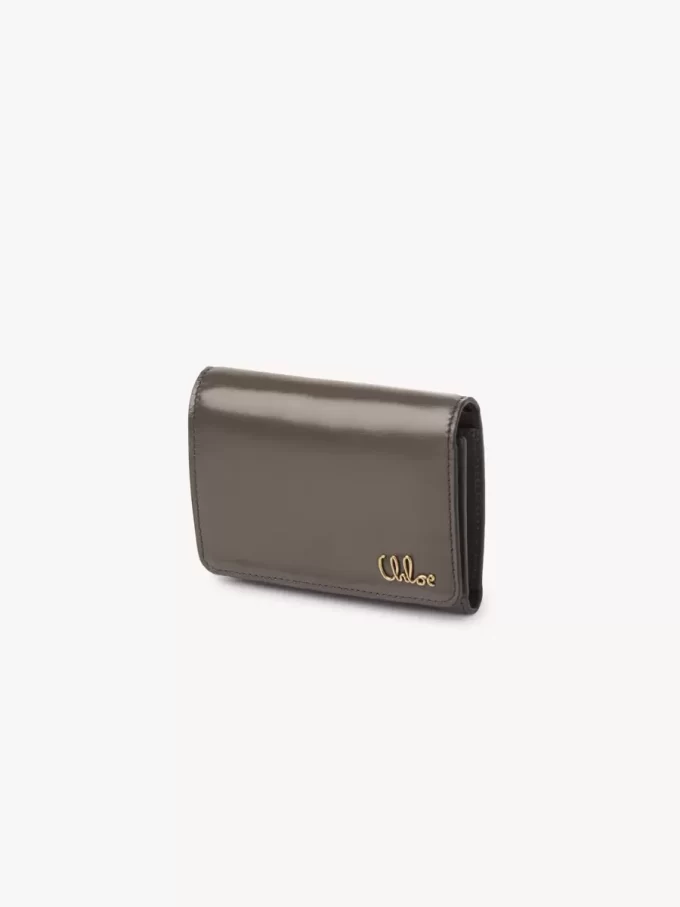 Piccola borsa Chloé Iconic tri-fold con tasca portamonete in pelle lucida Piccola borsa Chloé Iconic tri-fold con tasca portamonete in pelle lucida