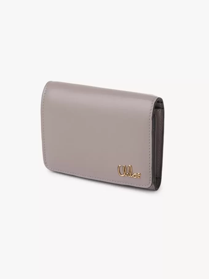 Piccola borsa Chloé Iconic tri-fold con tasca portamonete in pelle lucida Piccola borsa Chloé Iconic tri-fold con tasca portamonete in pelle lucida