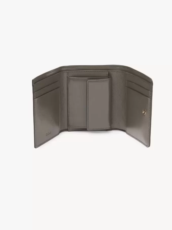 Piccola borsa Chloé Iconic tri-fold con tasca portamonete in pelle lucida Piccola borsa Chloé Iconic tri-fold con tasca portamonete in pelle lucida
