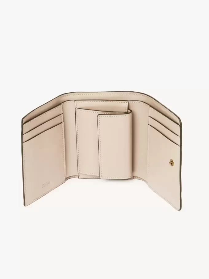 Piccola borsa Chloé Iconic tri-fold con tasca portamonete in pelle lucida Piccola borsa Chloé Iconic tri-fold con tasca portamonete in pelle lucida
