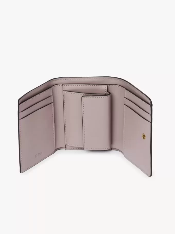 Piccola borsa Chloé Iconic tri-fold con tasca portamonete in pelle lucida Piccola borsa Chloé Iconic tri-fold con tasca portamonete in pelle lucida
